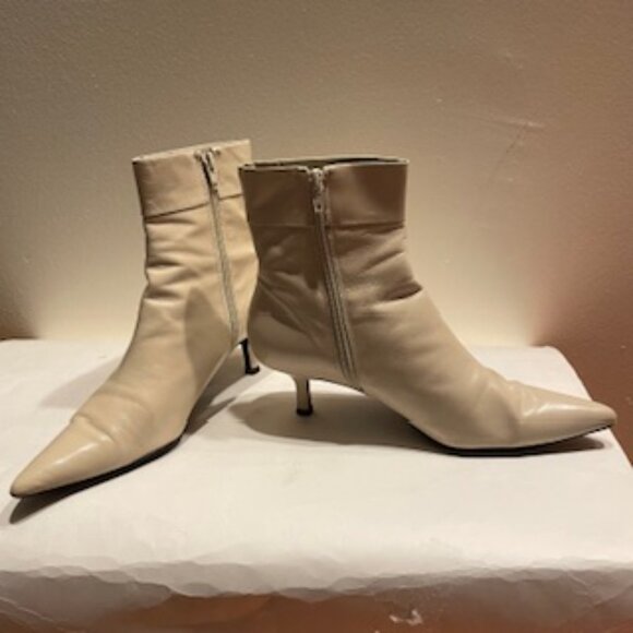 Nine West Sculpt Ankle Boot Ivory 2" Heel Size 8 M - Picture 8 of 9